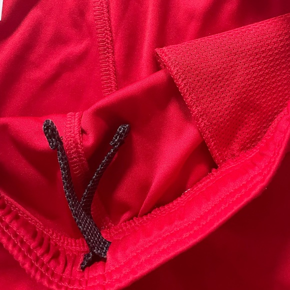 Boys Under Armour Red Prototype 2.0 Logo Shorts - Picture 4 of 5